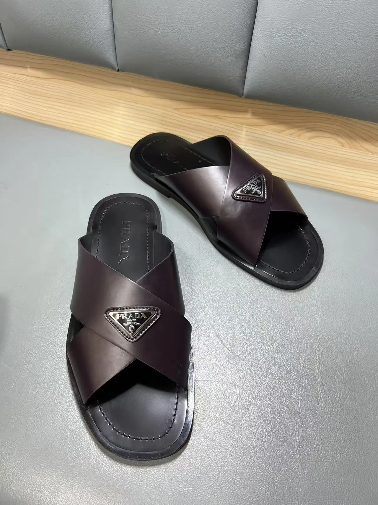 340💰PRADA Prada’s latest slippers are synchronized with the official website. This slipper is made of the brand’s unique and iconic Saffiano leather. The brand logo jumps out from the double straps, and the brand style is clearly visible. Cowhide gives men elegant charm and functional design, making it an ideal choice for vacation and leisure. Size:38-45